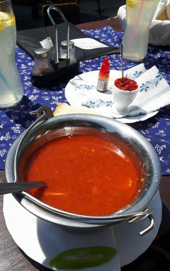Tassi Halaszcsarda - Sueger Haz 外观 照片